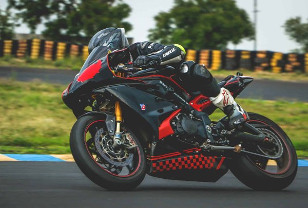 Comment préparer une Aprilia RS 660 pour des compétitions de sportbike ?
