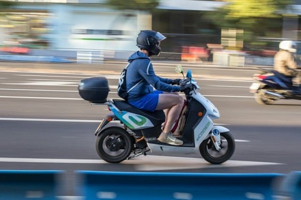 Quelle est la meilleure méthode pour entretenir la batterie d'une moto électrique ?