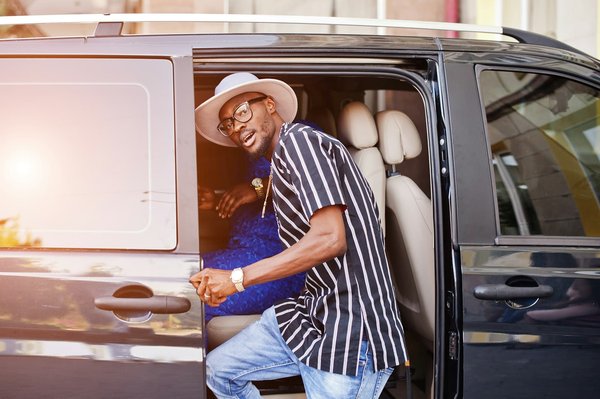 Quels sont les avantages de louer un van avec un chauffeur privé à Paris ?